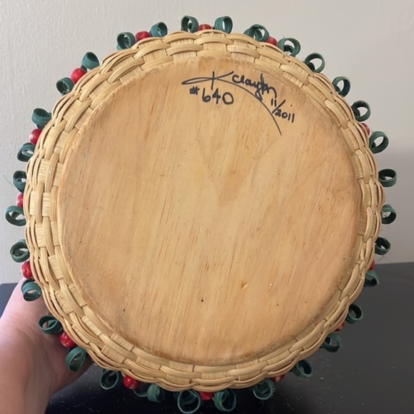 Handwoven, Limited, Signed and Hand-numbered, Christmas Holly Basket - Picture 4 of 5
